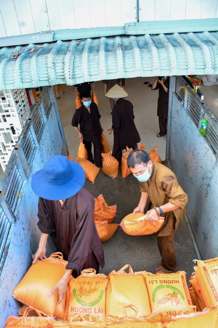 Continuing to support people in need in the Covid-19 pandemic of Hoang Phap Pagoda (series 4)